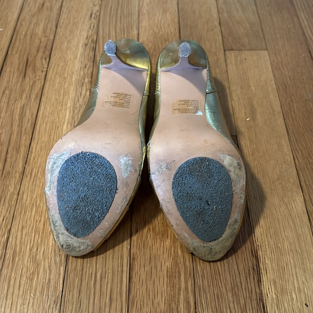 Bakers 8 1/2 gold heels - Picture 3 of 3